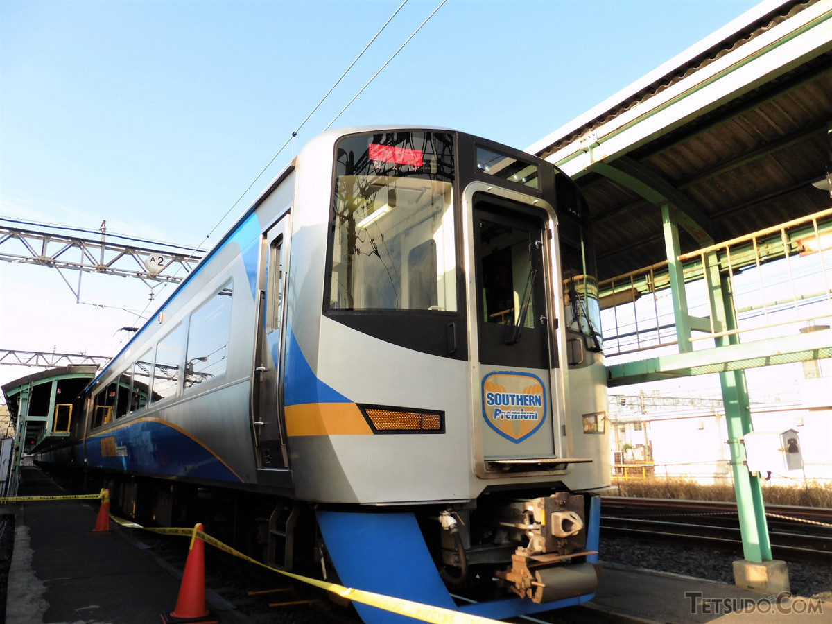 南海電車まつり会場への直行列車も運転されます。写真は、12000系「サザン・プレミアム」。（2016年10月29日）