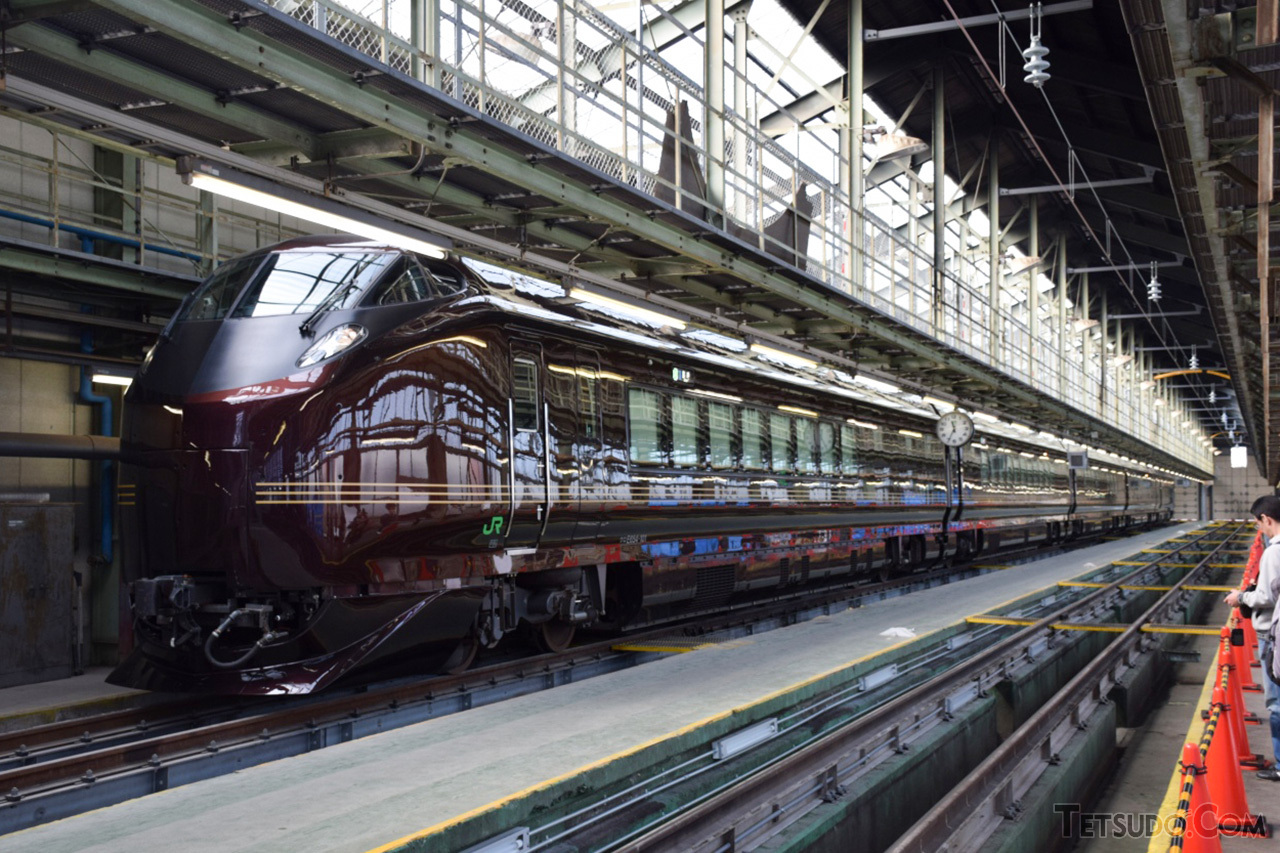お召し列車にも使われるE655系「なごみ（和）」。ふれあい鉄道フェスティバルでは、建屋内に留置した状態で展示されることがあります。（2016年11月12日）