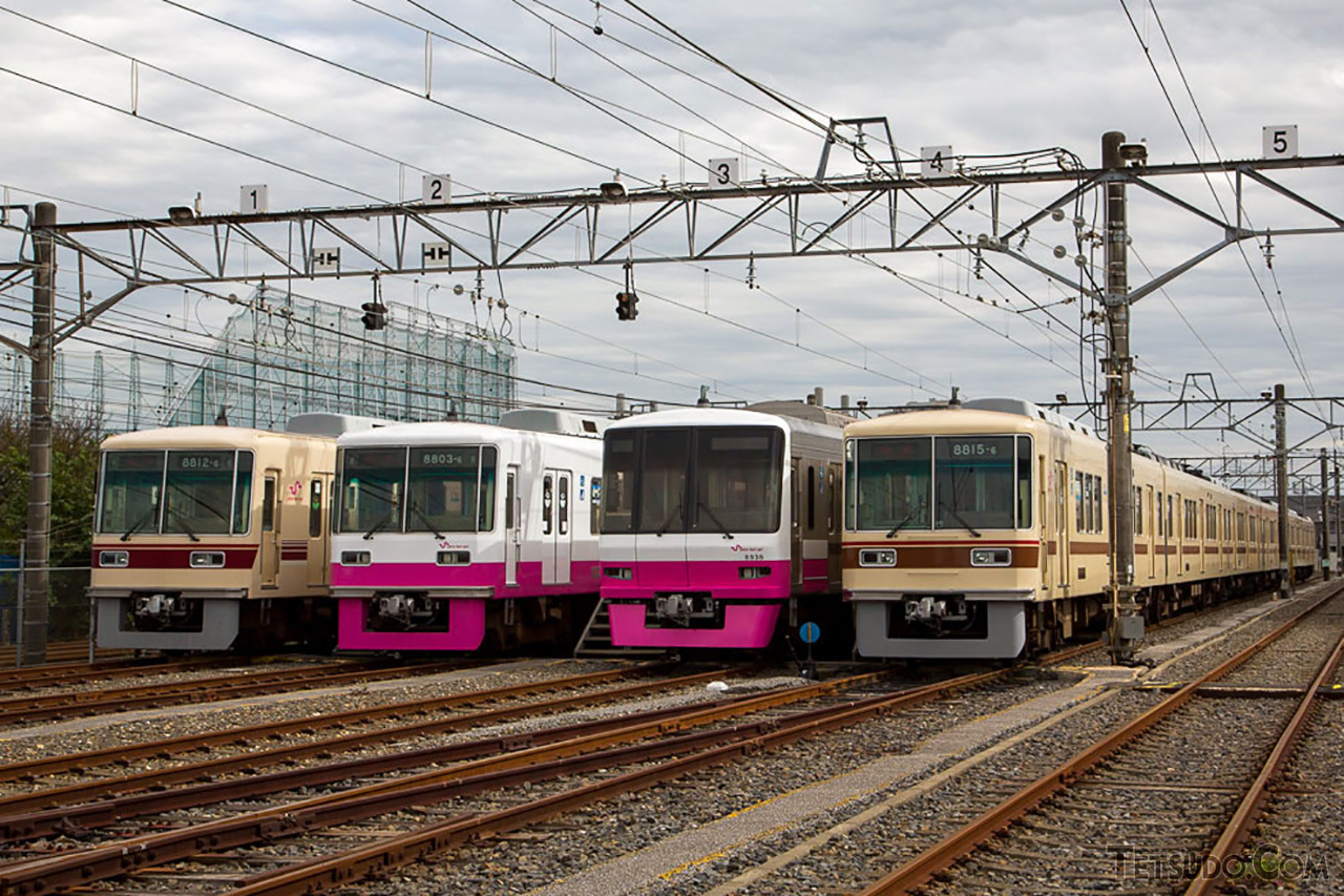 新京成電鉄のくぬぎ山車両基地で開催される「新京成サンクスフェスタinくぬぎ山」。8800形やN800形など、同社の所属車両が展示されます。（2016年10月29日）