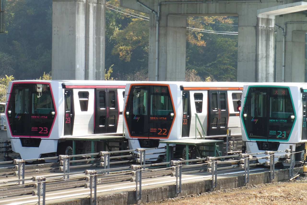 埼玉新都市交通の車両基地イベント「丸山車両基地まつり」。2016年の開催時には、屋外の車両展示で2020系の横並びを見ることができました。（2016年11月13日）