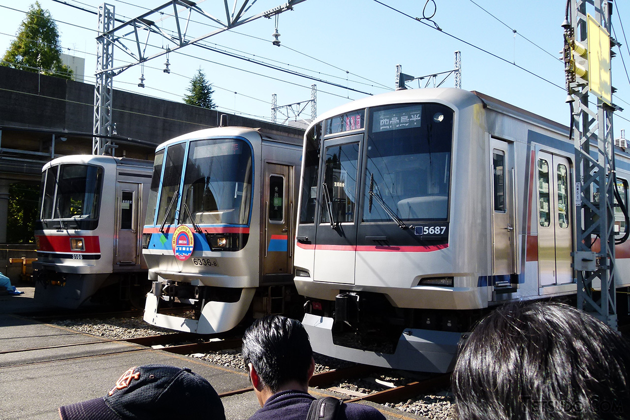 こちらは志村車両検修場で開催された「都営フェスタ」。三田線の6300形のほか、東急3000系や5080系なども展示されます。（2012年11月4日）