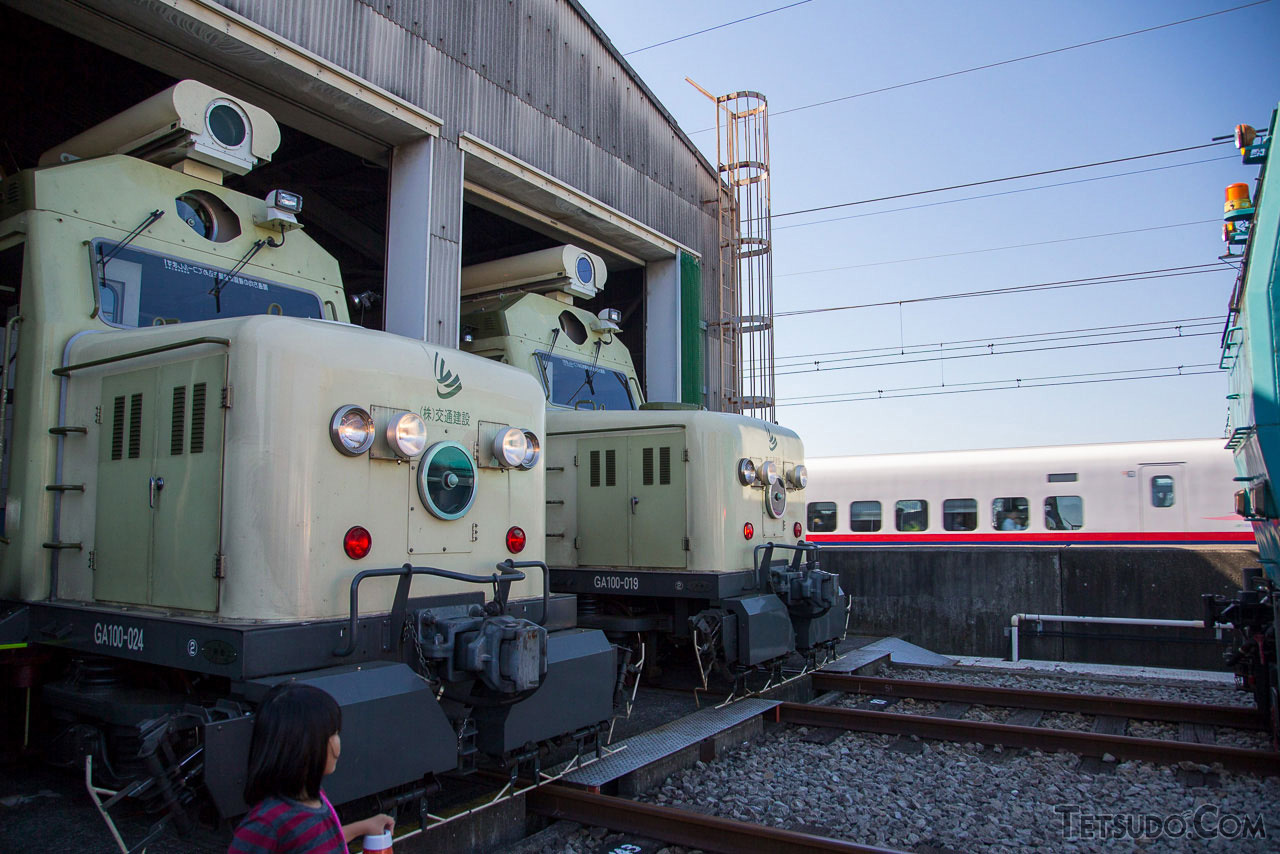 開催年によっては、新幹線の保守基地が公開されることも。新幹線を裏から支える機械や車両を見学できます。写真は新幹線確認車のGA-100。（2014年10月18日）