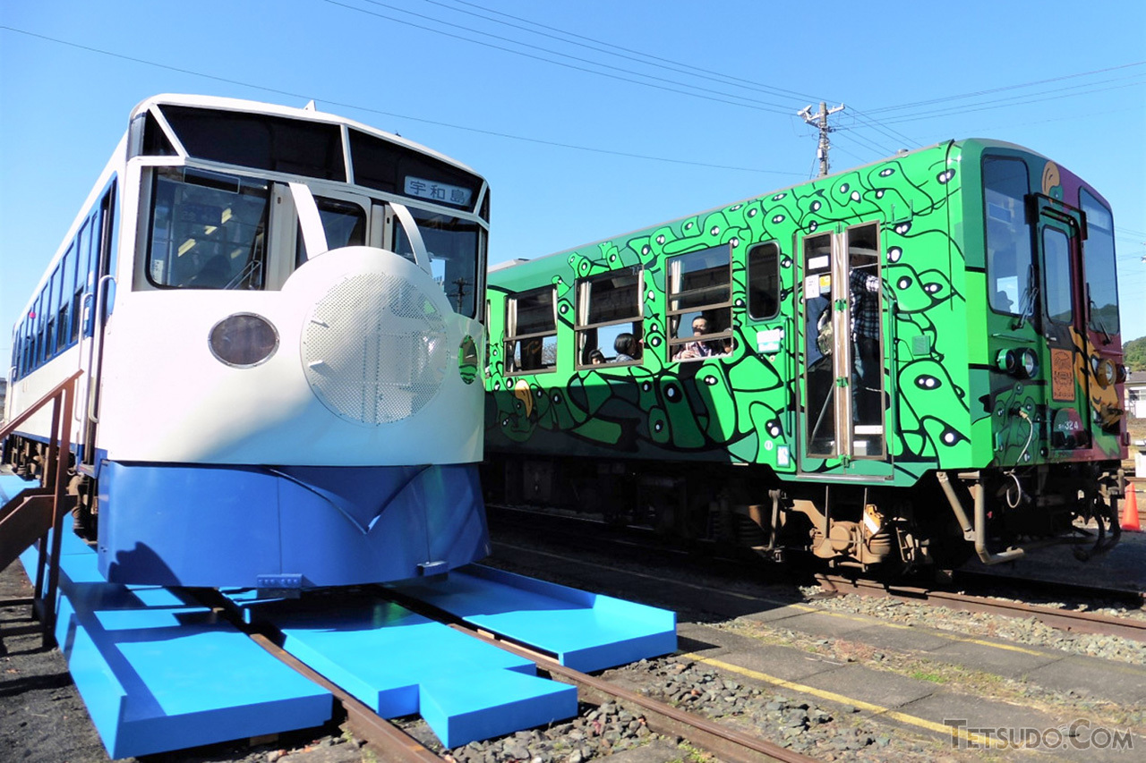 JR四国の宇和島運転区では、「宇和島地区『鉄道の日ふれあい祭り』」が開催されます。2018年の車両展示では、「『鉄道ホビートレイン』プラレール号」、「海洋堂ホビートレインかっぱうようよ号」が並びました。（2018年11月4日）