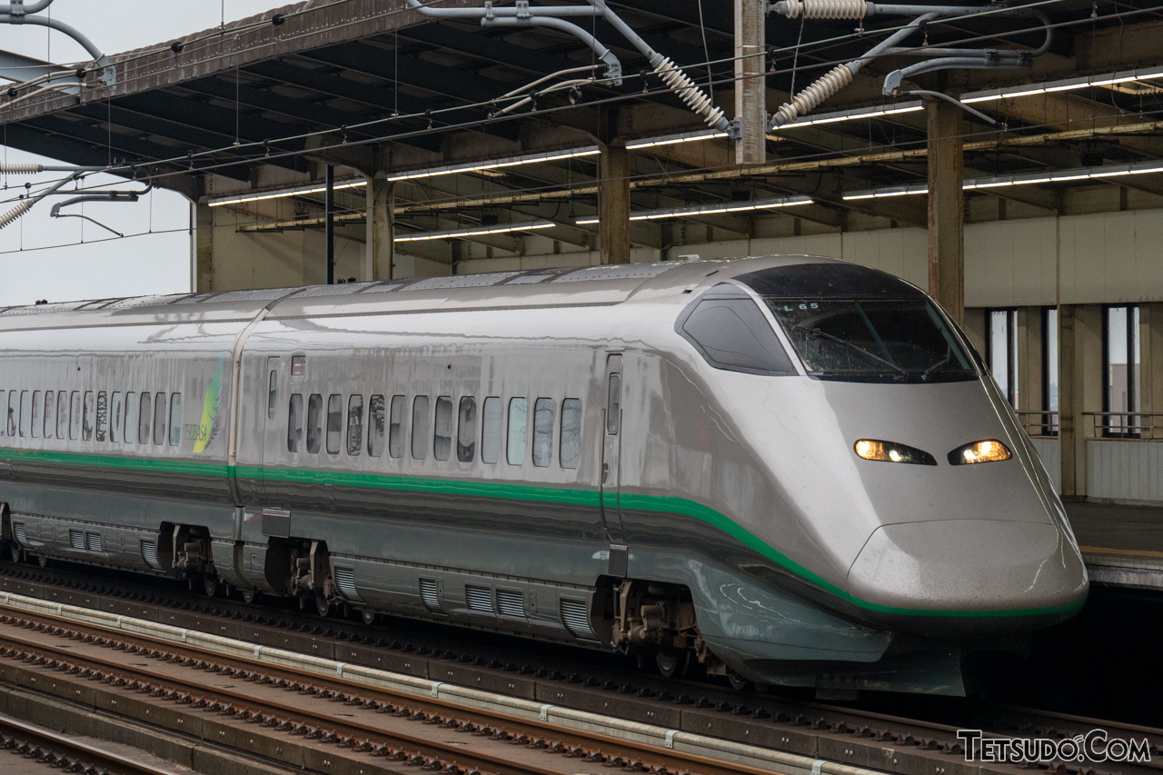 山形新幹線用E3系は、デビュー当時は銀色の塗装をまとっていました（画像は復刻塗装車両）