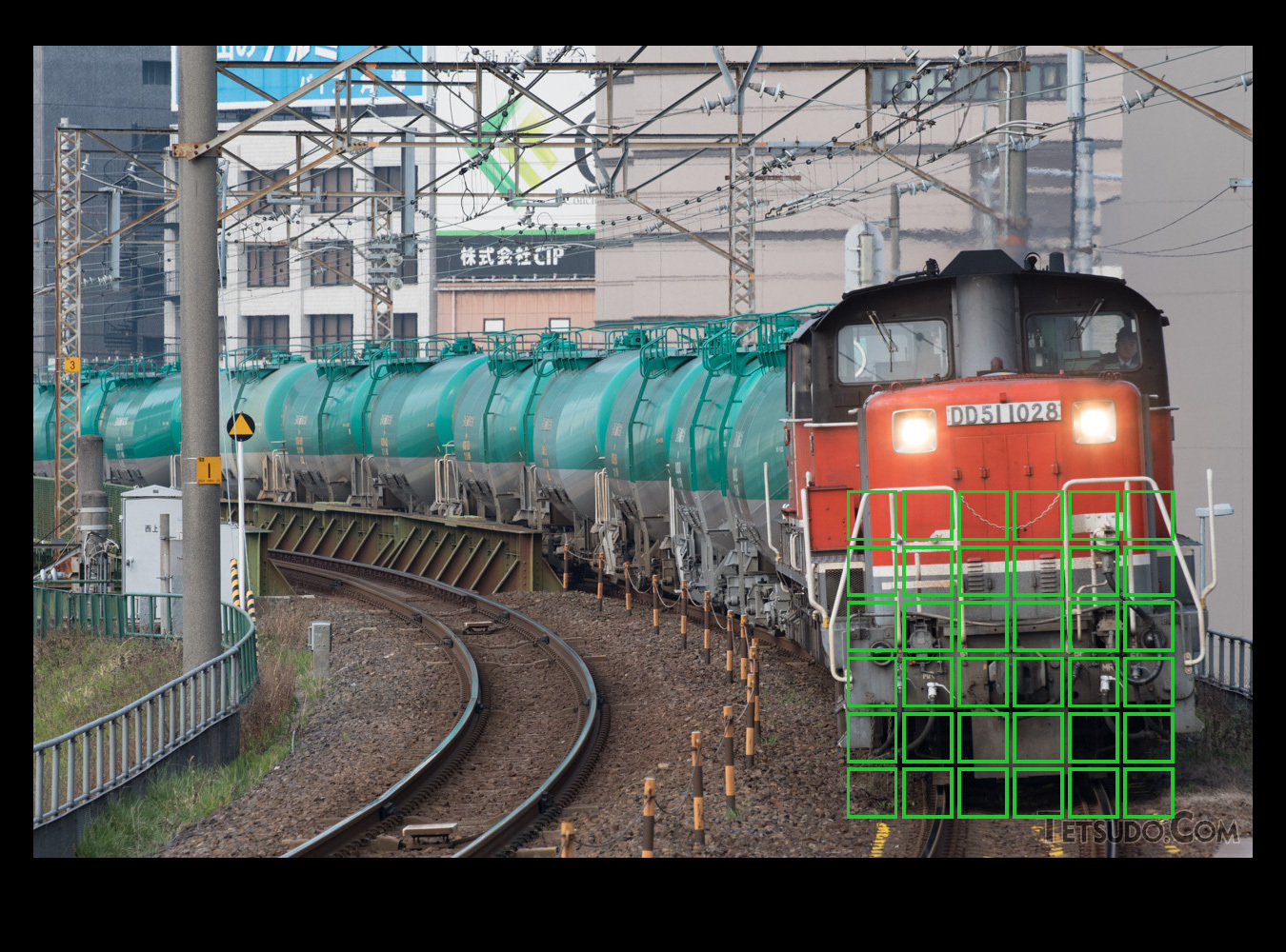 アウトカーブで狙う場合は、列車の顔が正面を向く場所にAFエリアを置く（イメージ）