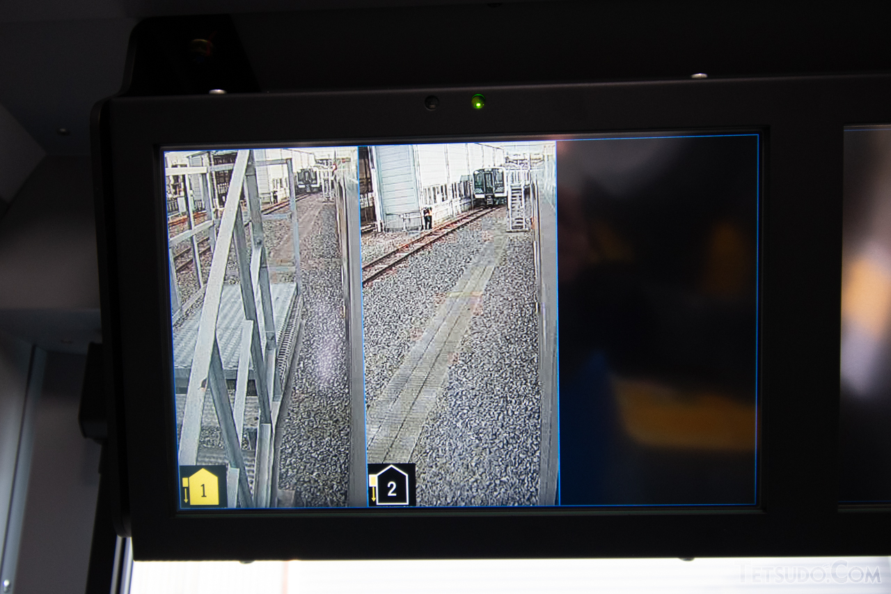 乗降確認カメラの映像は、運転台上のモニターで確認できます