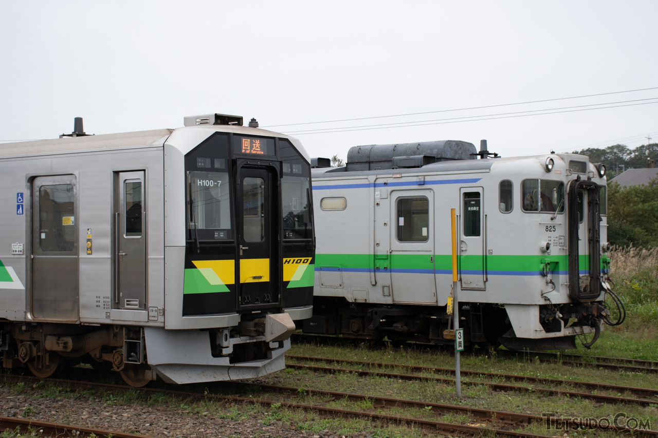 JR北海道のH100形（左）とキハ40系（右）