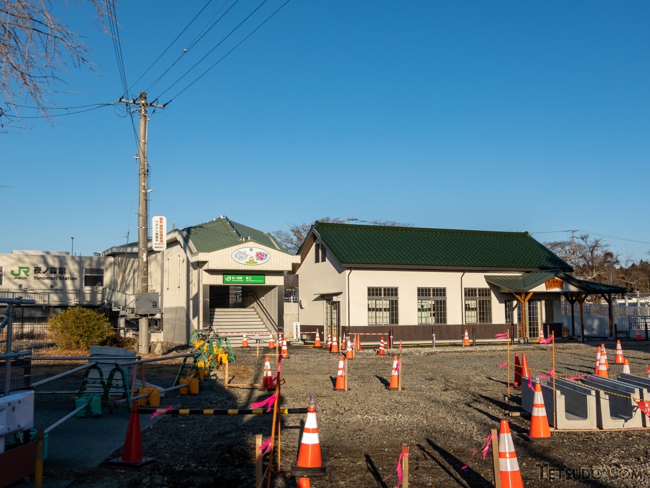 解体された旧駅舎の趣を再現した夜ノ森駅東口待合室