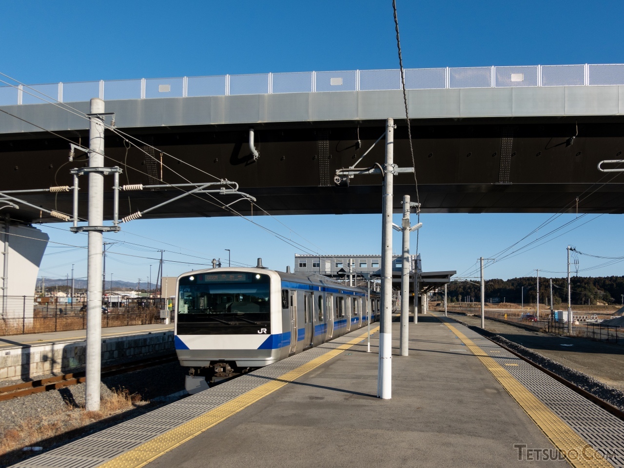 駅全体が100m北へ移設された富岡駅。建設中の陸橋のあるあたりが震災前に駅舎があった場所だ