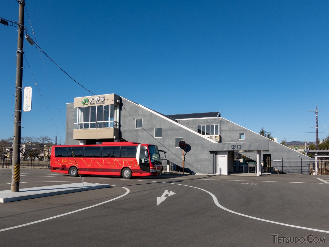 既存の橋上駅舎をリニューアルした大野駅東口。福島第一原子力発電所への作業員を輸送するシャトルバスが停車している。歩行者はこの広場から出ることができない