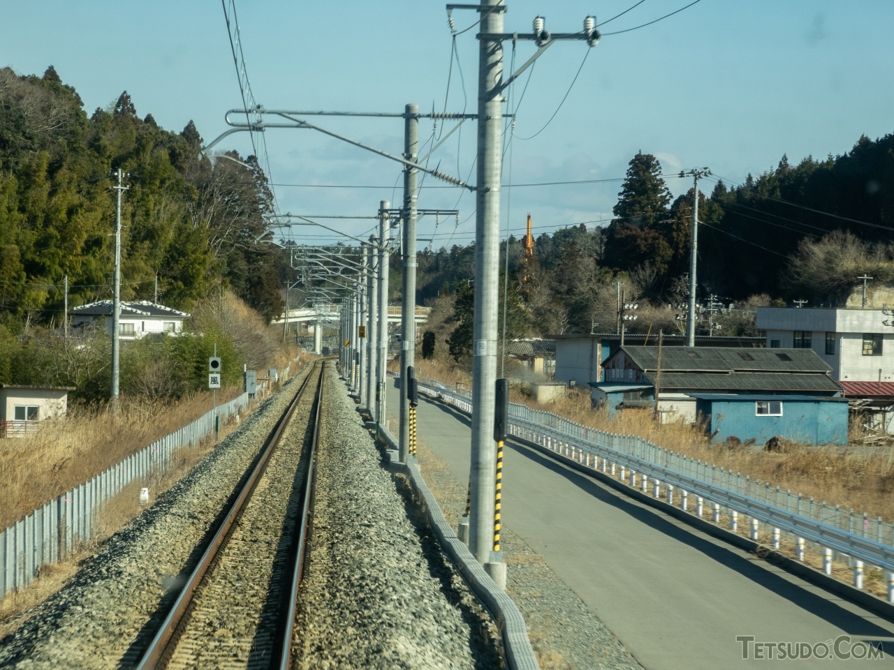 かつて複線だった大野〜双葉間は、旧上り線が非常用の通路に変わった