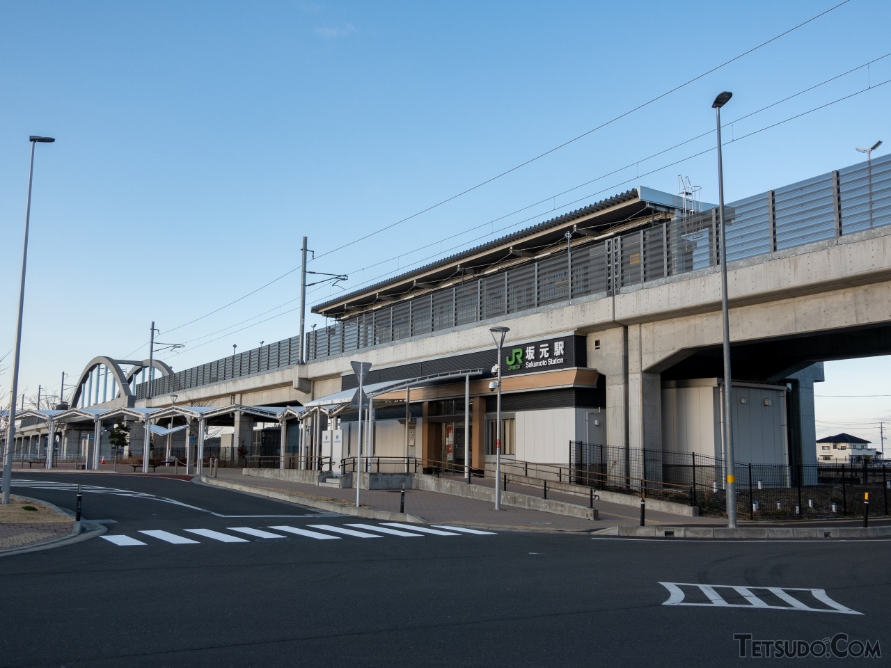 コンパクトな高架駅となった坂元駅。隣にはいちごの直売所があり食事もできる