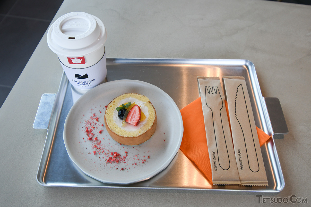 「走る喫茶室」で提供された「クールケーキと日東紅茶のセット」