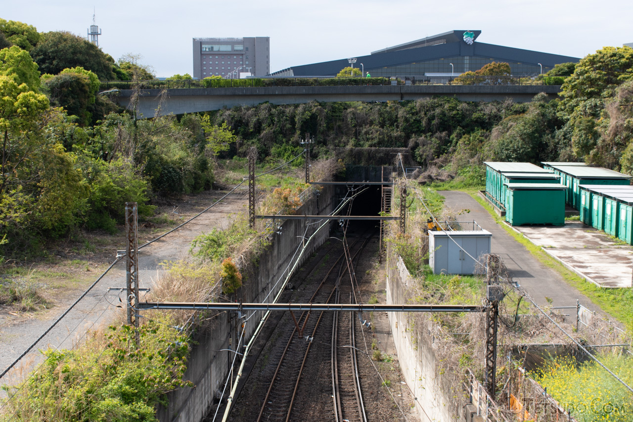 川崎貨物駅へ続く東海道貨物線のトンネル。右奥は大田市場
