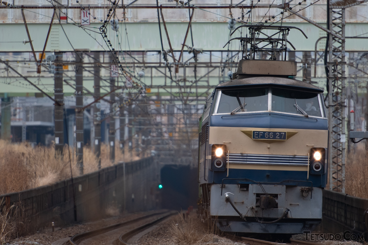 横浜羽沢方面の線路を走る貨物列車
