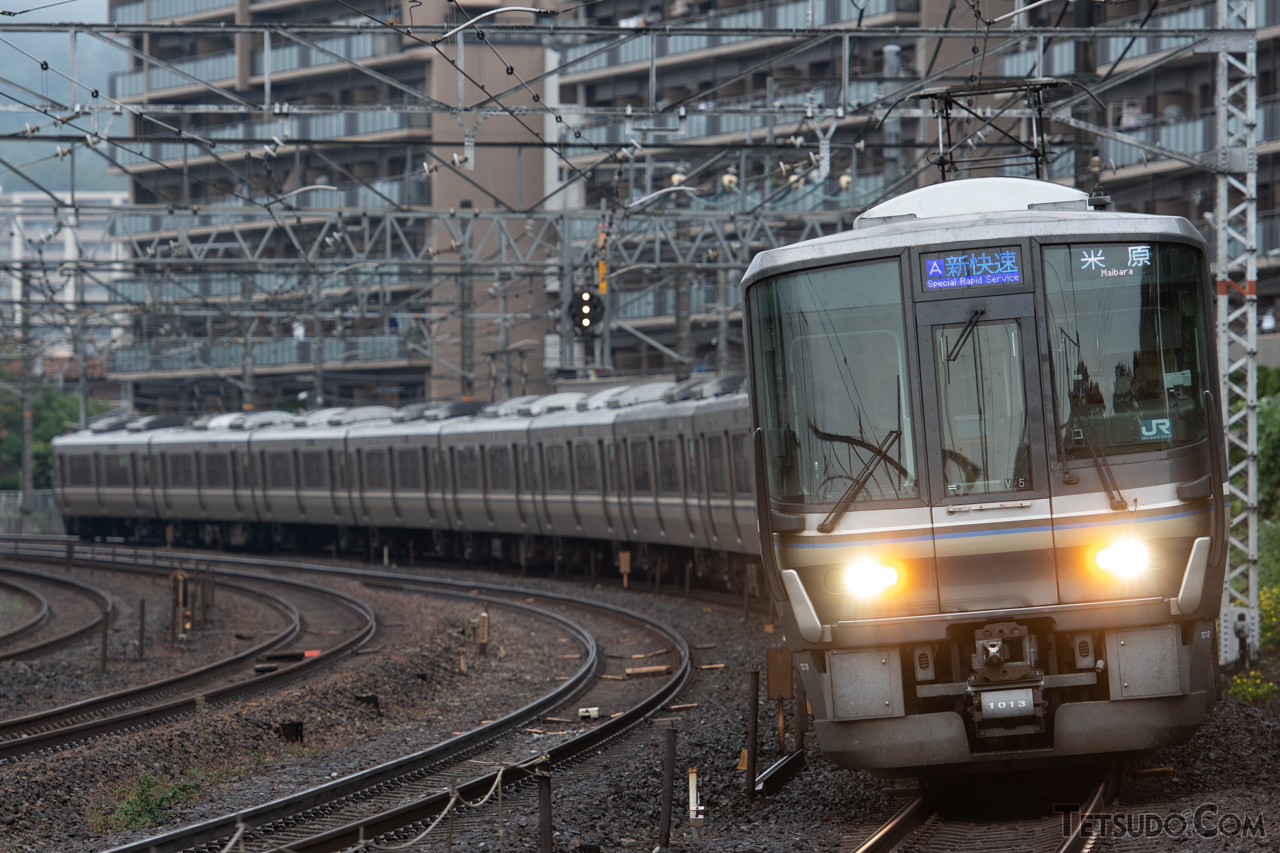 JR西日本の「新快速」。最高時速130キロで運転する一般列車です