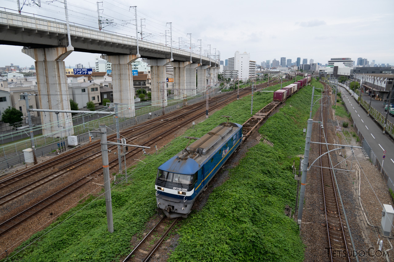 塚本～尼崎間で東海道本線の旅客線と合流する北方貨物線