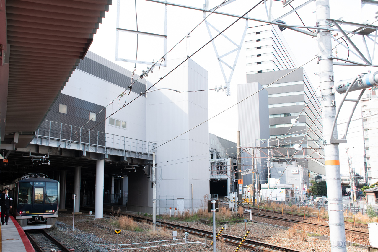 新大阪駅ホーム横で西へと向かう北方貨物線（右側2線）