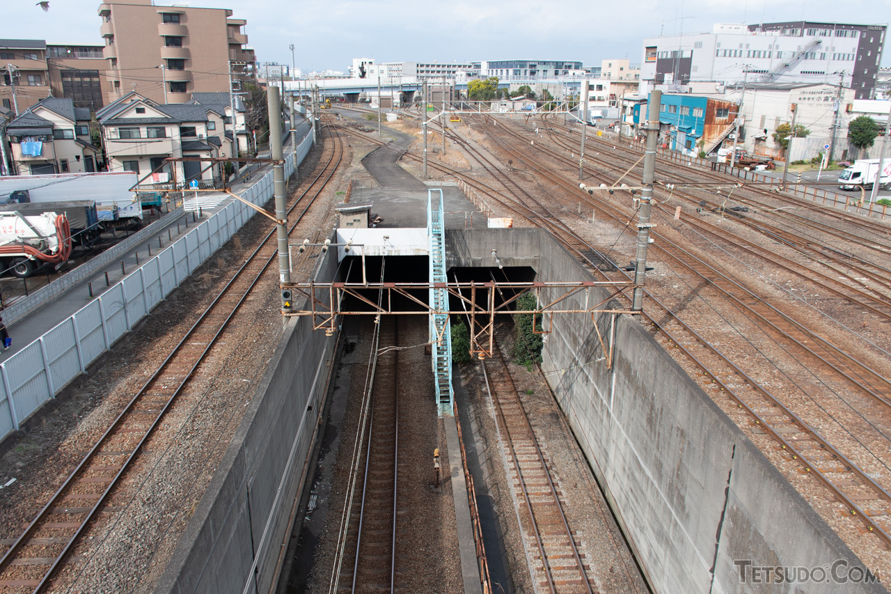 先の写真と同じ、駅北側の跨線橋から見た風景。こちらは東京貨物ターミナル駅方面のトンネル入口です