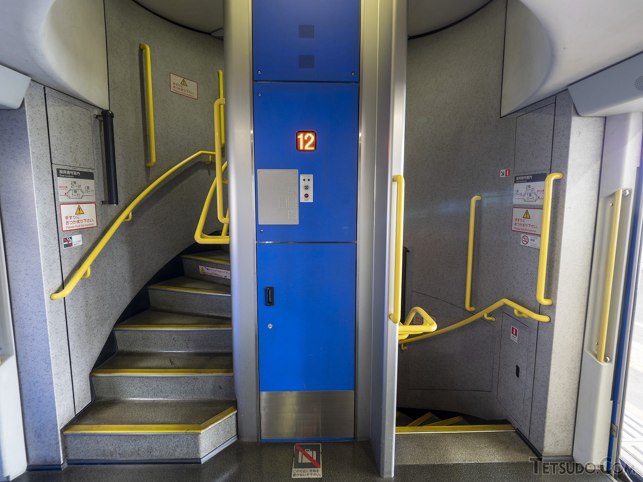 1階・2階への階段はE1系から引き続き半らせん式を採用。中央は車内販売ワゴンのエレベーターで、一部車両では車いすにも対応している