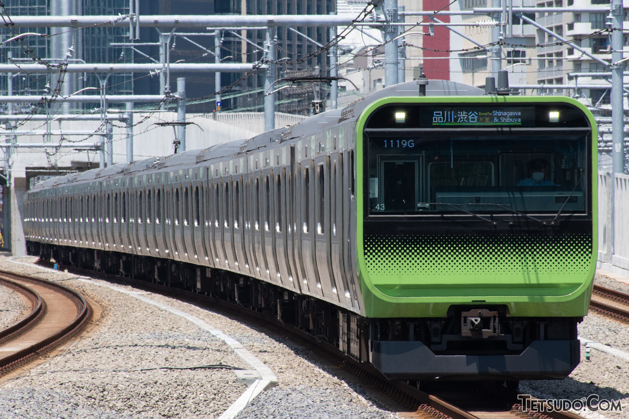 列車の先頭部から最後尾まで収める編成写真