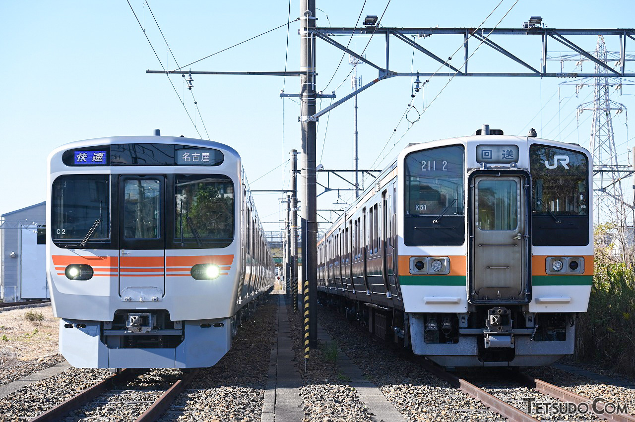 315系（左）と、同型式によって置き換えられる211系（右）