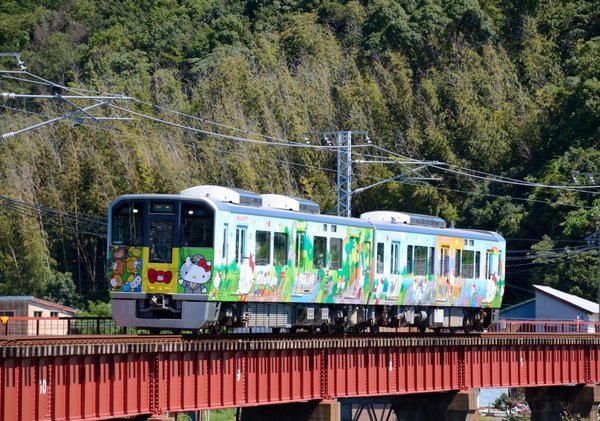 JR西日本で運転された、SmartBESTによる快速「ハローキティ和歌山号」（kazu328さんの鉄道コム投稿写真）