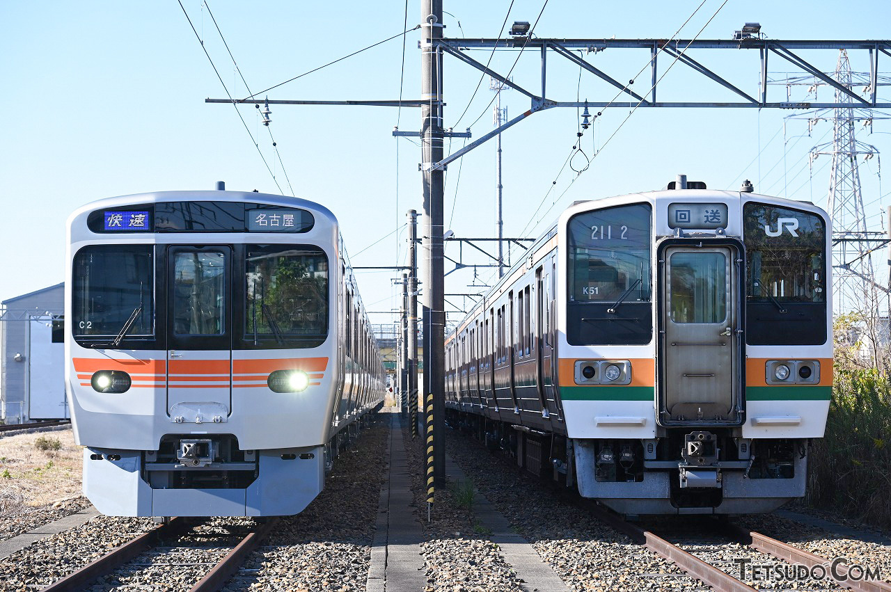315系（左）と、国鉄時代製造の211系0番台（右）