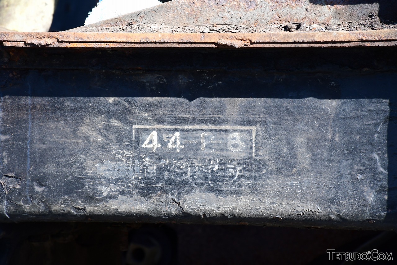 運転室の右下には、かつての検査表記と思われる数字が残されていました。昭和44年（1964年）2月8日（？）、雄別炭礦鉄道時代のものでしょうか