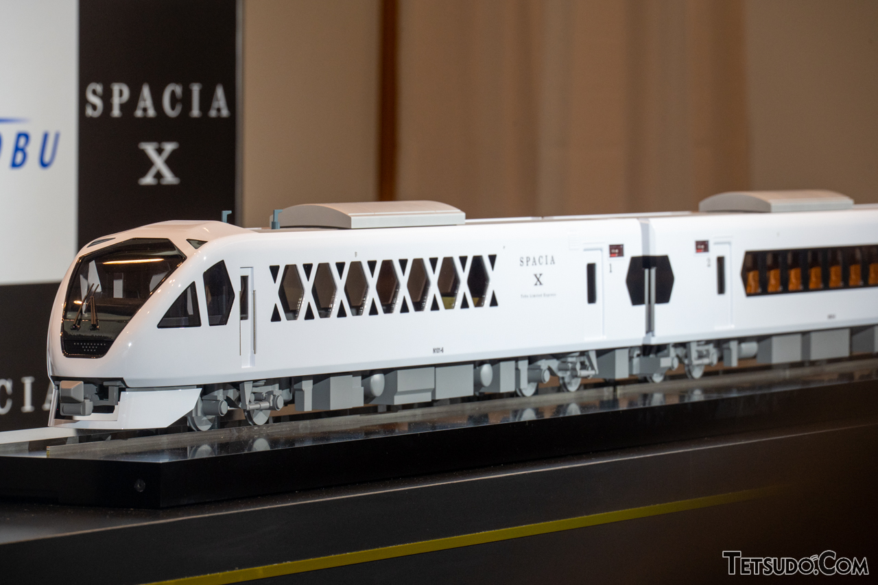 「スペーシア X」の模型。先頭車側面の「X」のように、当初から「X」の愛称をイメージしてデザインされていました