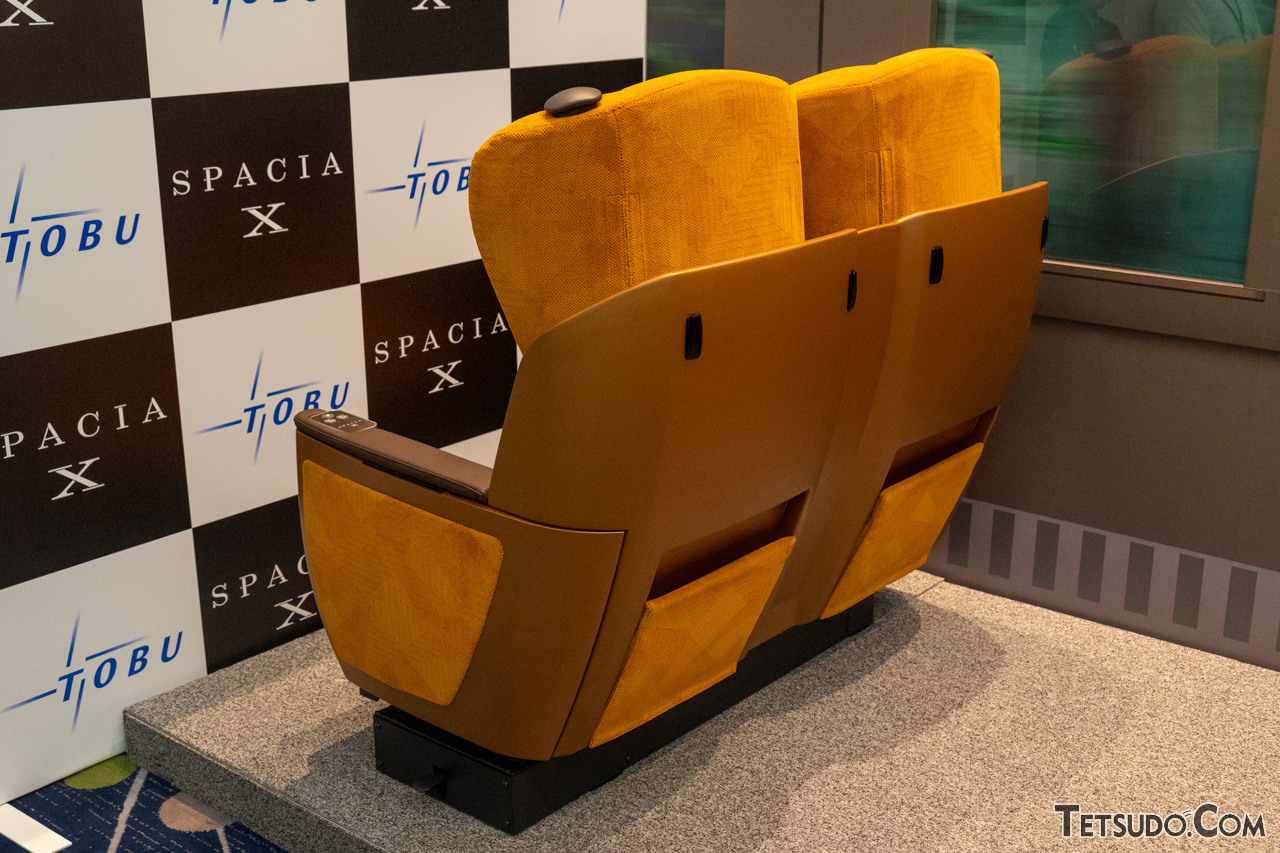 リクライニングが後席に影響しない「バックシェル」タイプの座席は東武初採用
