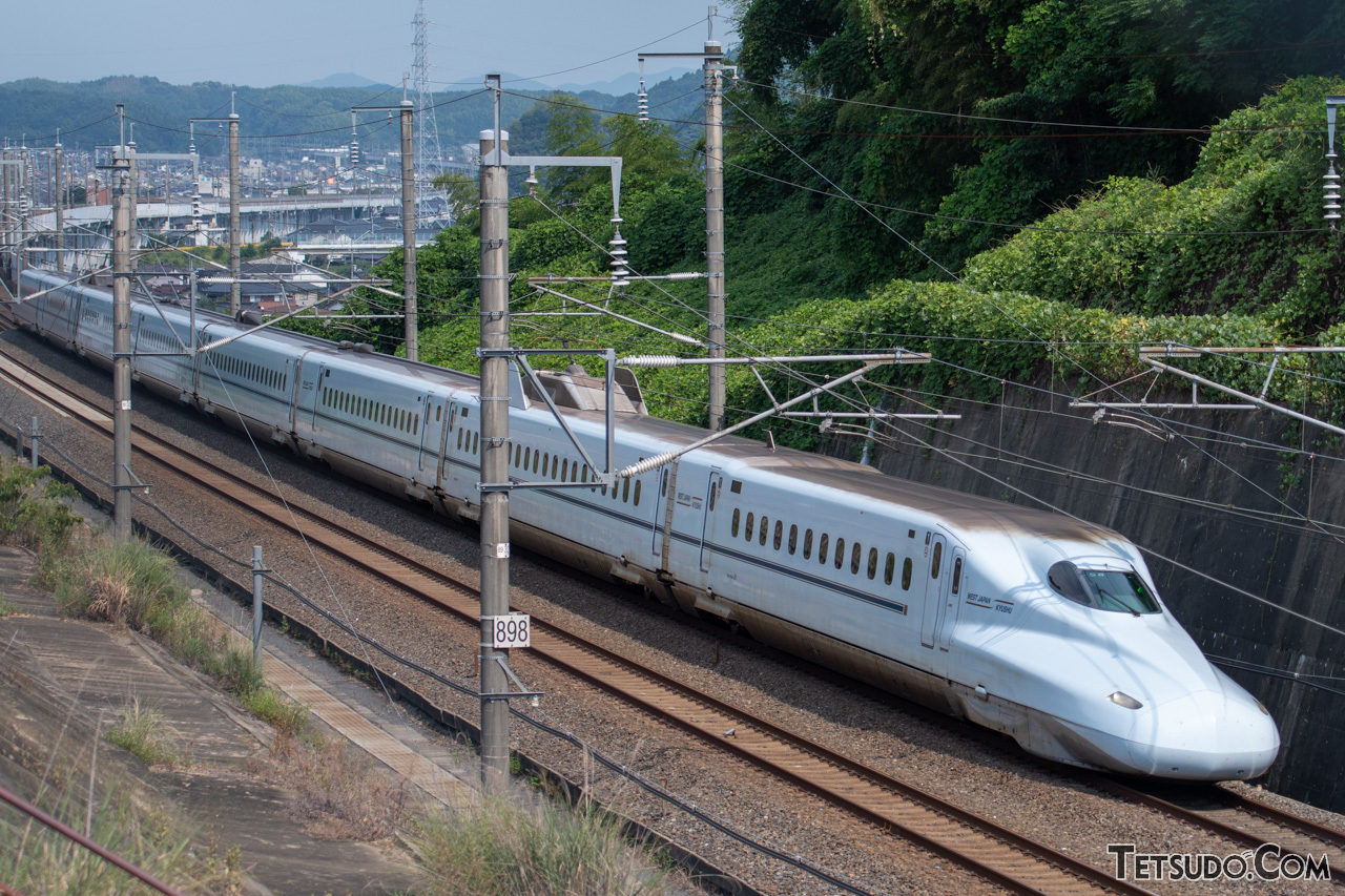 目的地までは新幹線や特急列車に乗車できます