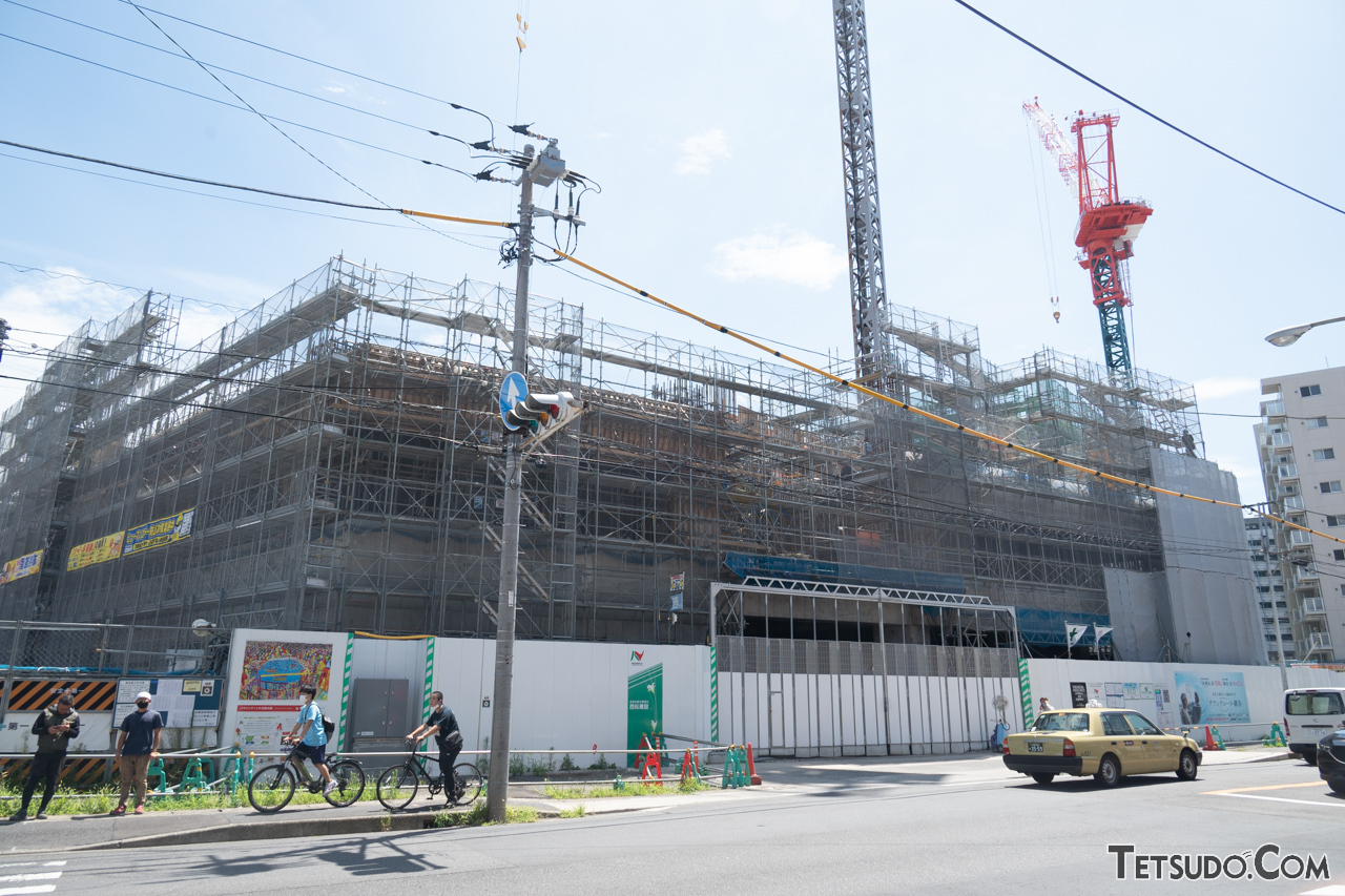 まだまだ工事が進む新綱島駅付近。こちらは駅設備ではなく、再開発事業で工事中の高層ビル