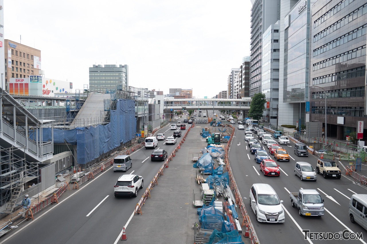 2022年8月現在の新横浜駅付近。東海道新幹線の駅前を通る環状2号線の直下に駅が建設されました。地上の工事は既に終盤