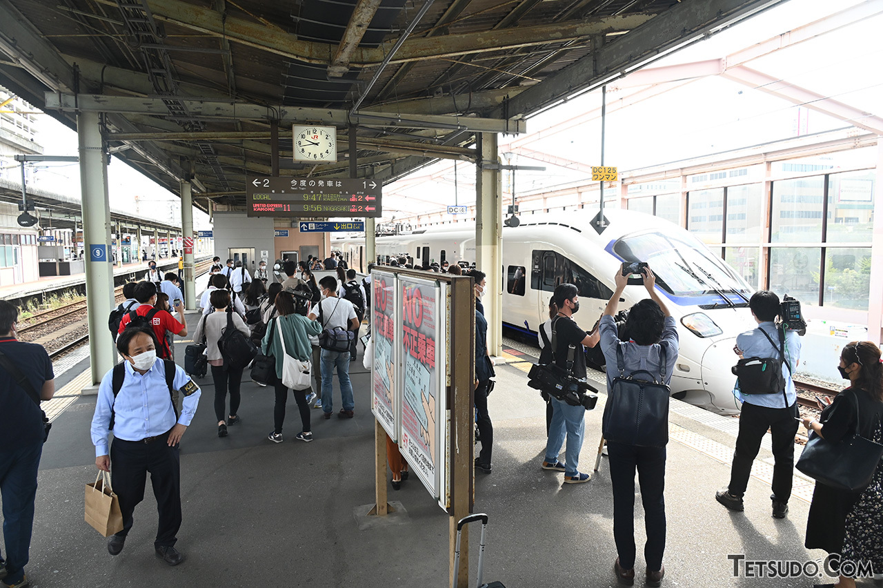 佐賀駅に試乗会の列車が入線