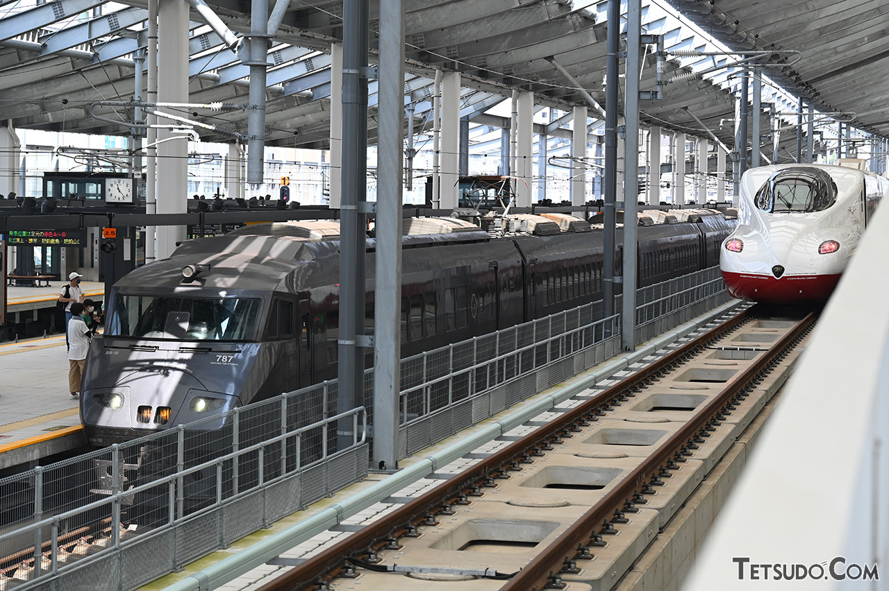 新幹線開業時に廃止される在来線特急「かもめ」と顔合わせ
