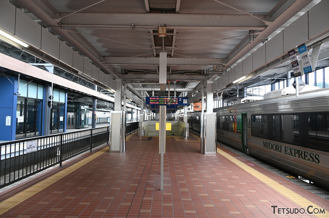 武雄温泉駅の在来線ホーム。左側の線路はリレー特急用で、従来の在来線ホーム側には柵が設置されています