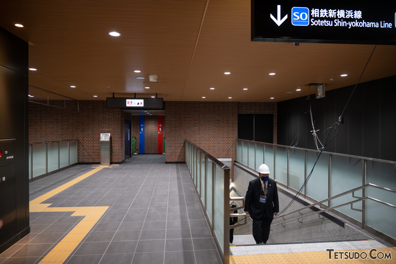 レンガを用いたデザインは羽沢横浜国大駅にも共通