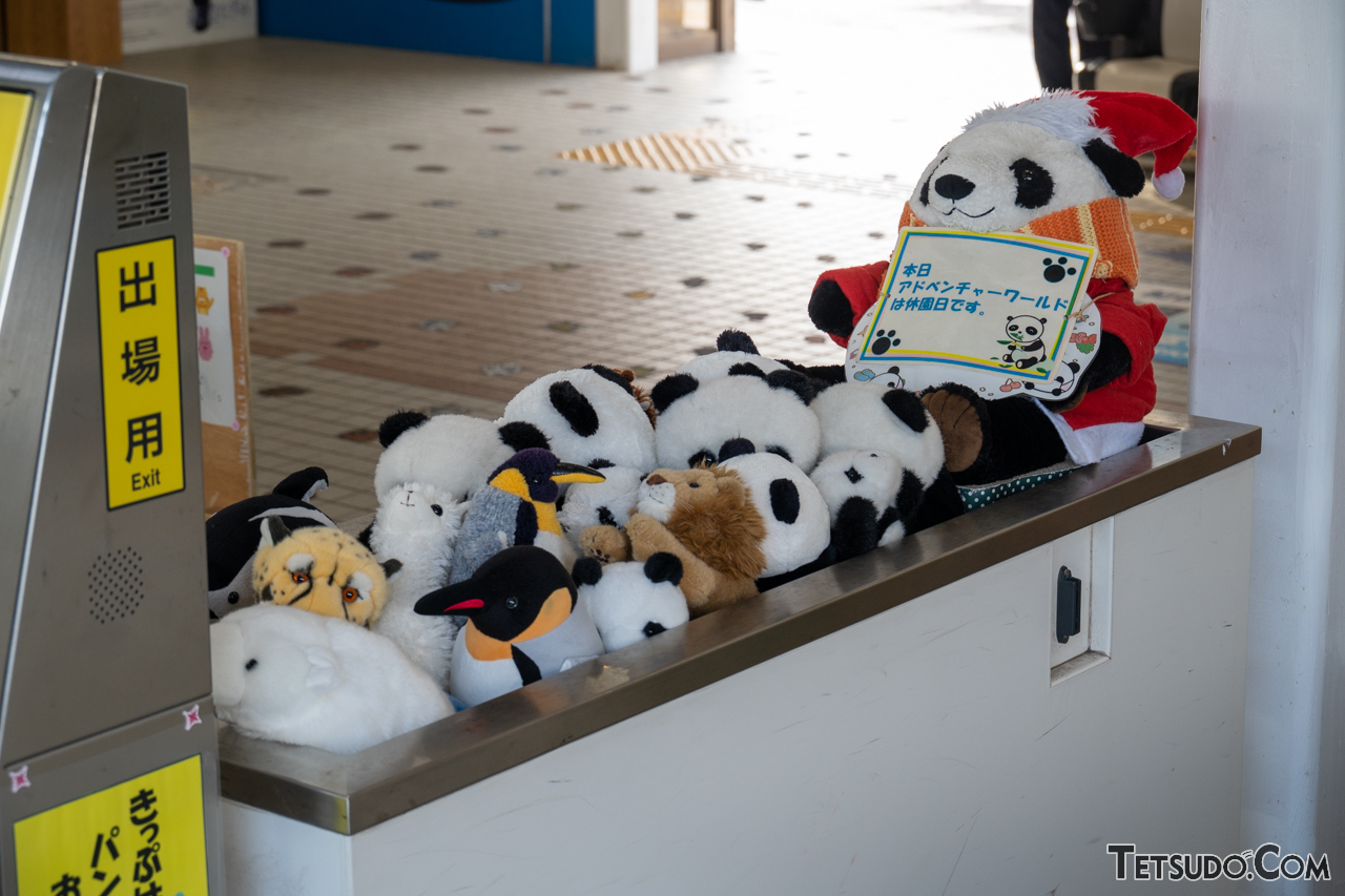 白浜駅は12分停車。改札口ではパンダなどの動物たちが出迎えてくれます
