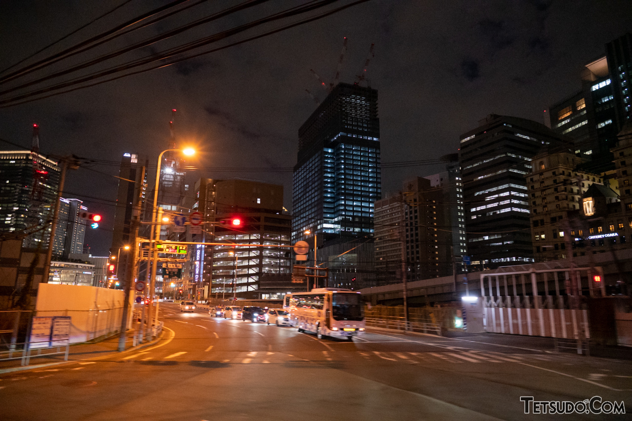 2023年2月には地下化されてしまう梅田貨物線から、大阪駅付近の夜景を眺めます