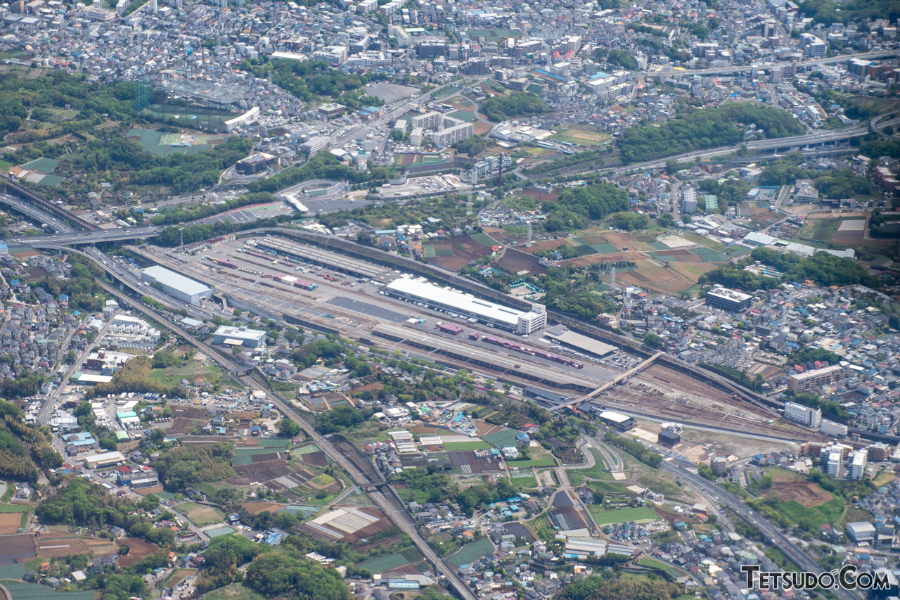 東海道貨物線の横浜羽沢駅。羽沢横浜国大駅は、貨物駅敷地の北側（下側）に位置します