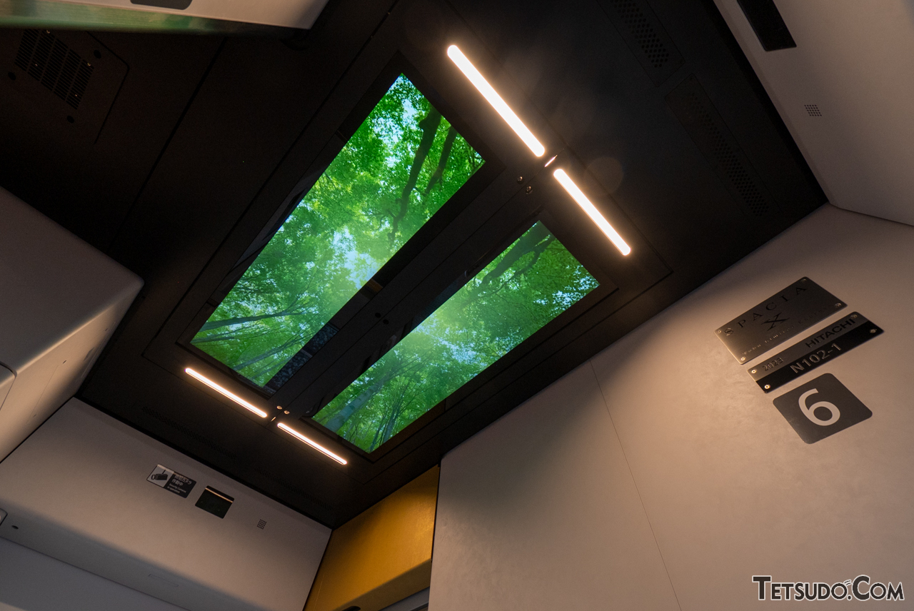 天井に設置された液晶ディスプレイが、天窓のように映像を流します