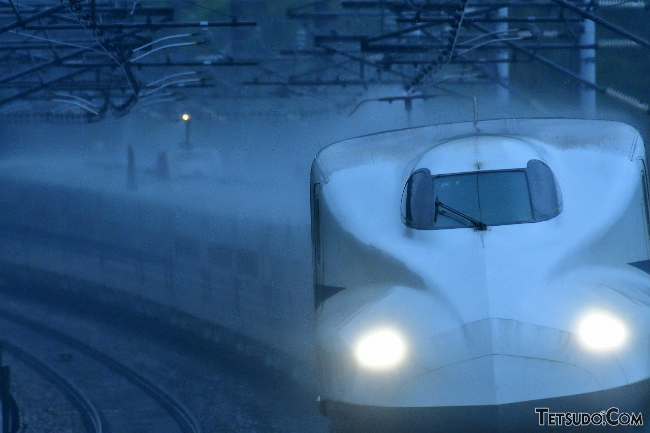豪雨の中を走る新幹線は格好の被写体。「雨は写真日和ではない」の考えはもったいない！