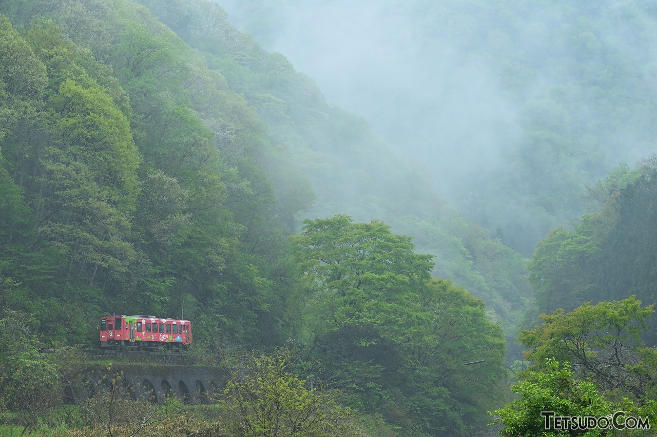 モヤが掛かった山あいの風景。梅雨時らしい鉄道写真の撮影チャンスです