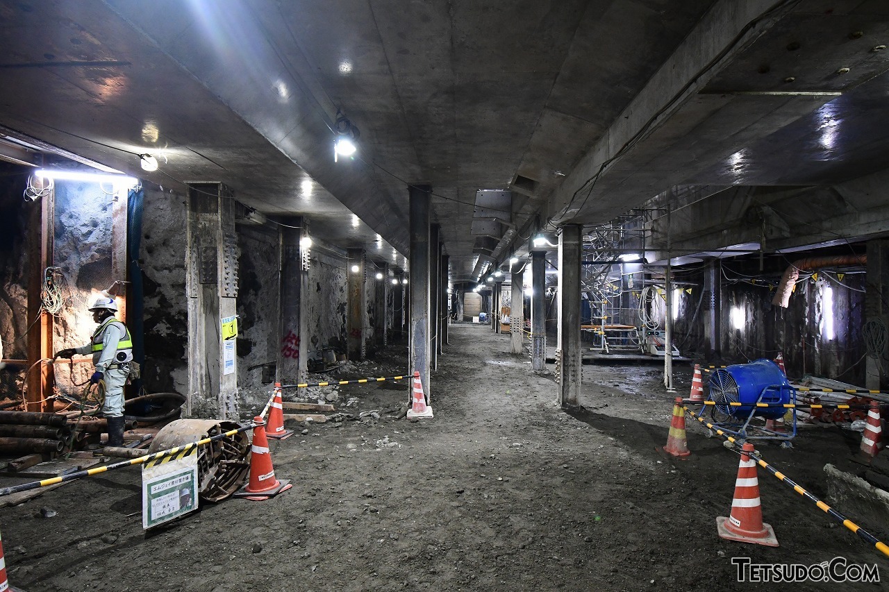 新改札口付近の工事中の様子。上に見えるのは日比谷線トンネルの下面です（2019年8月撮影）