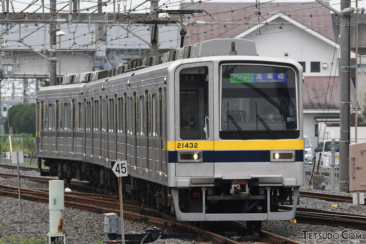東武線などの他社線との直通計画は現時点ではありません。ただし、レール幅は他社線と同じ1067ミリにそろえています