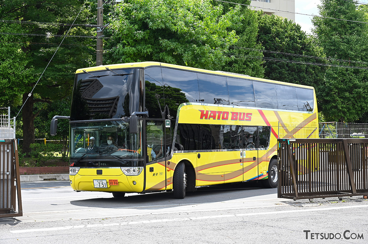 今回のツアーに使われたバスは、二階建てバス「アストロメガ」。綾瀬車両基地のツアーでは、東京メトロ社員も興味津々だったとのこと