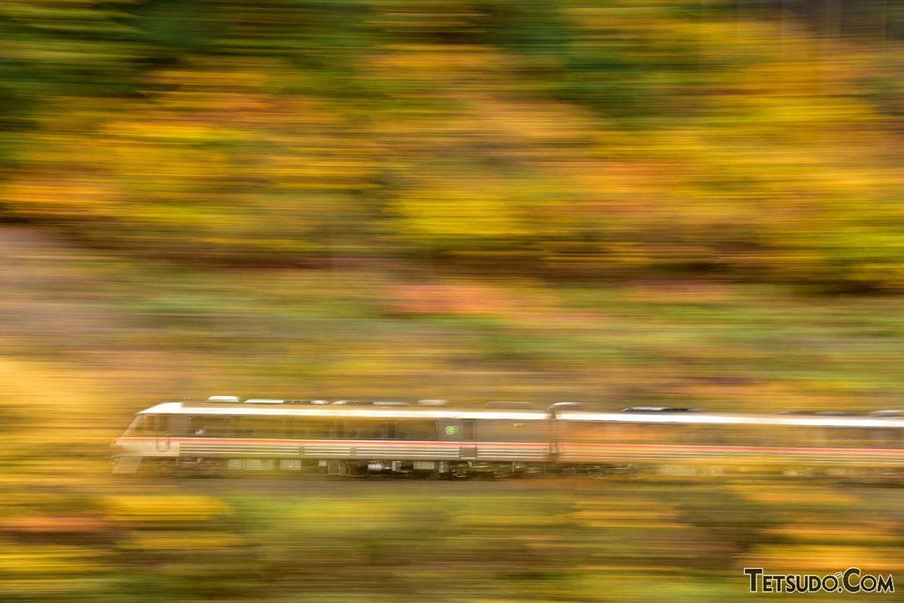 秋の鉄道風景写真は「逆光がベスト」!? 紅葉や黄金色の田園風景、中秋