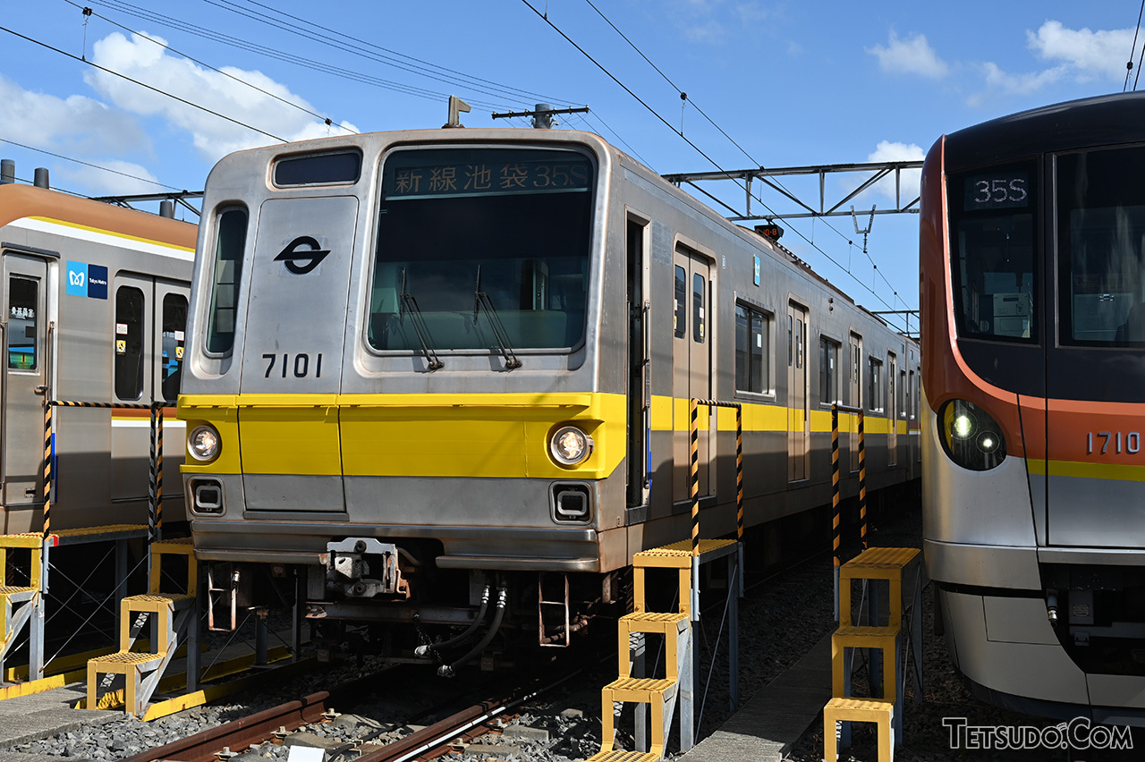 かつての黄色帯が再現された7101編成7101号車。行先表示も「新線池袋」（現：副都心線池袋駅）となっています