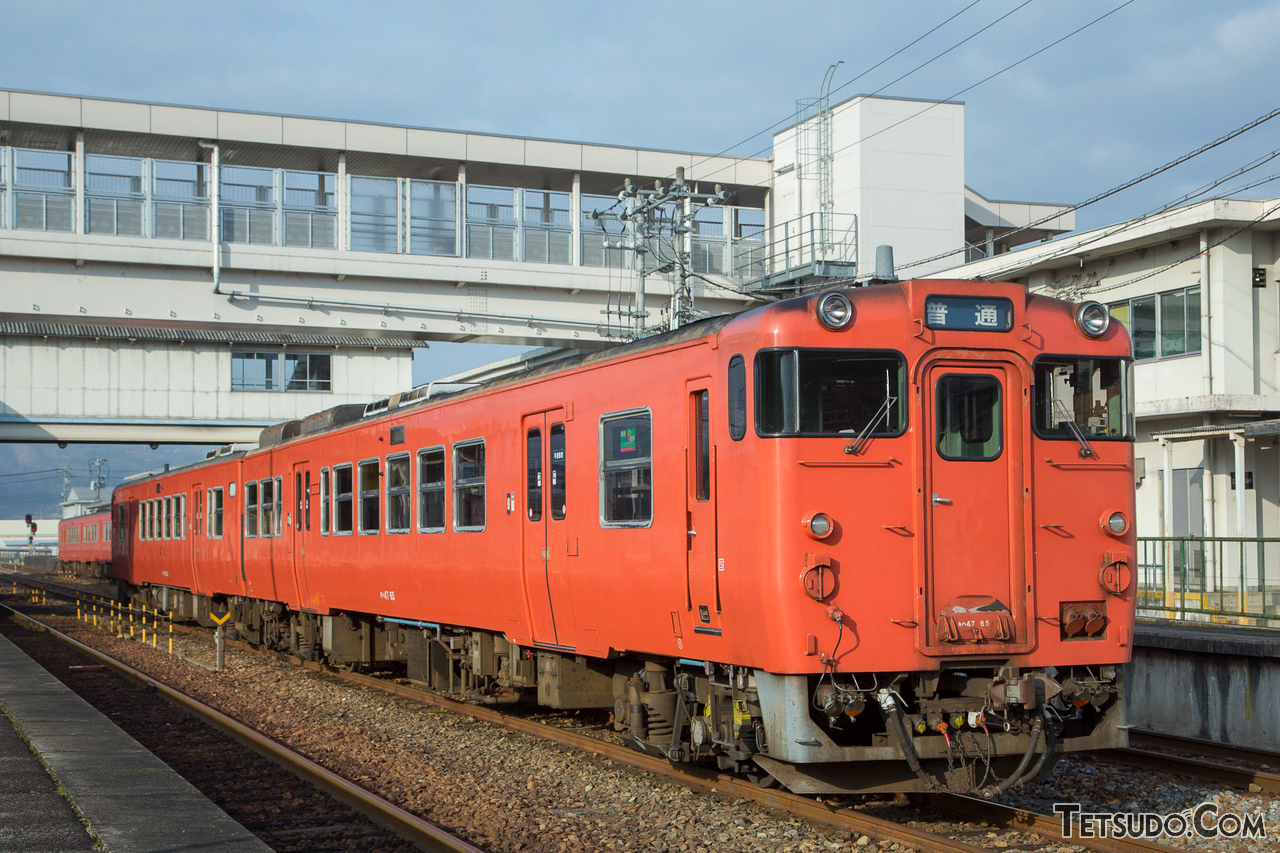 JR西日本のキハ40系。体質改善工事を受け、側面窓や内装は国鉄車らしくないものとなっています